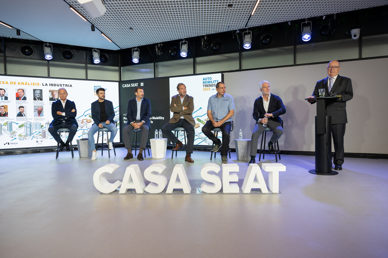 Mesa sobre industria de Auto Mobility Trends 2022 By Metyis / LUIS MIGUEL AÑÓN (CG)