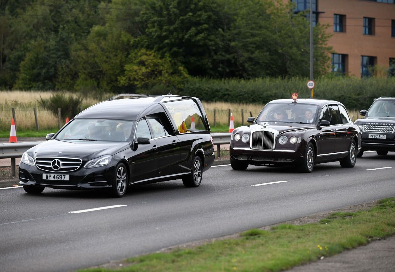 Un Mercedes Clase E traslada el ataúd de la reina Isabel II / MICHAEL BOYD / PA WIRE / DPA