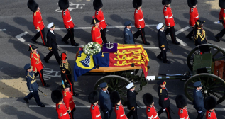 Carro de artilleria con el féretro de la reina británica / TOBY MELVILLE / PA WIRE / DPA