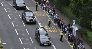 El Mercedes Clase E fúnebre seguido por modelos británicos / JOHN LINTON / PA WIRE / DPA