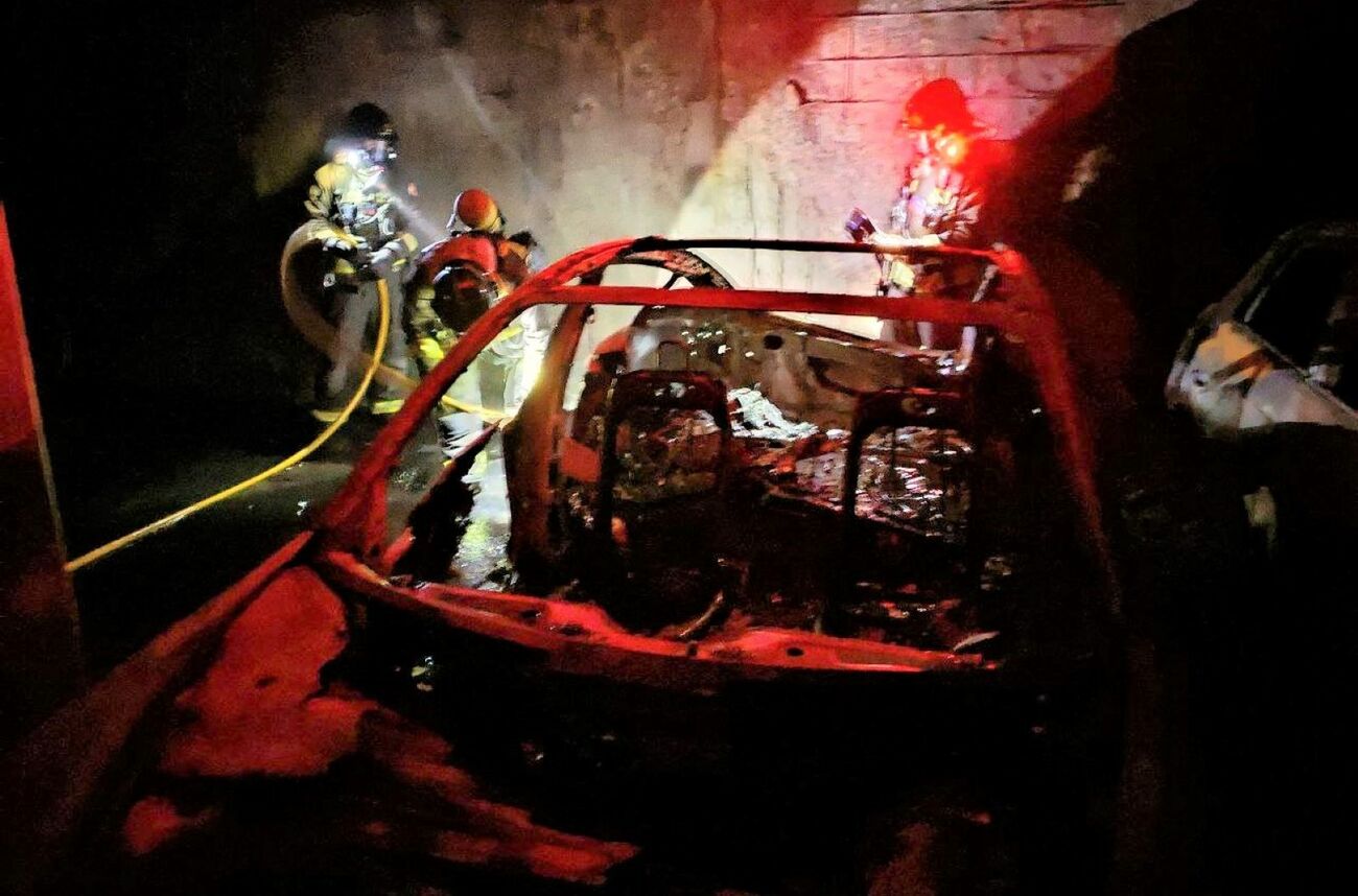 Extinción del incendio de un Tesla en Barcelona / BOMBERS BCN Extinción del incendio de un Tesla en Barcelona / BOMBERS BCN