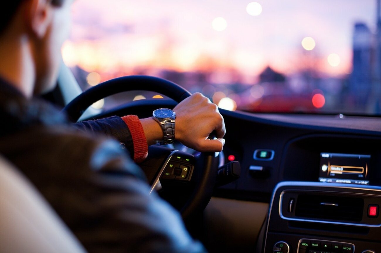 Hombre al volante de su coche Hombre al volante de su coche