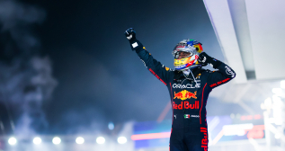 Checo Pérez celebra su triunfo en el GP de F1 de Singapur / ANTONIN VINCENT / EUROPA PRESS