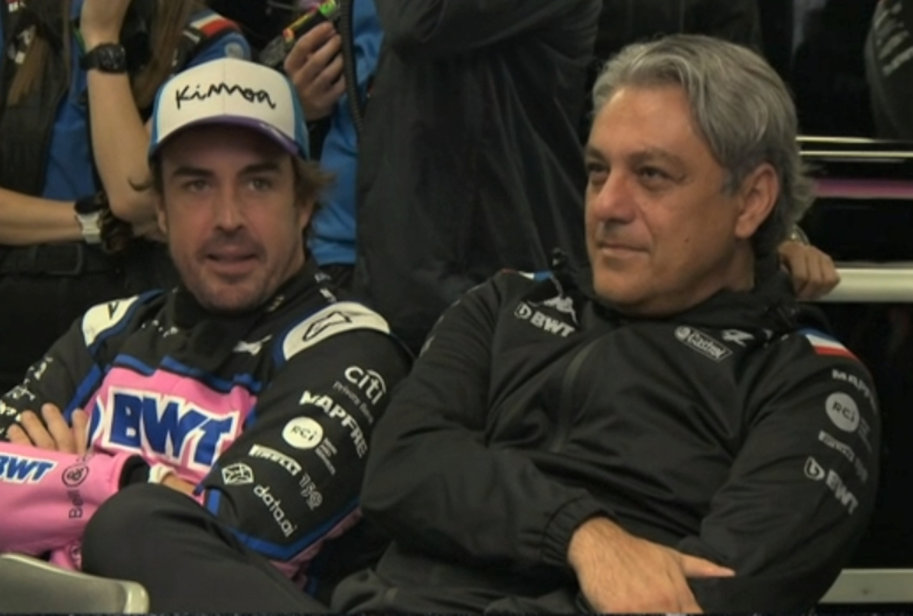 Luca de Meo y Fernando Alonso, en el GP de Japón / VÍDEO DAZN