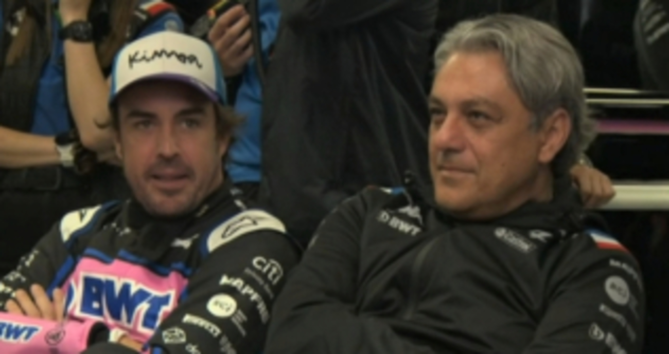 Luca de Meo y Fernando Alonso, en el GP de Japón / VÍDEO DAZN