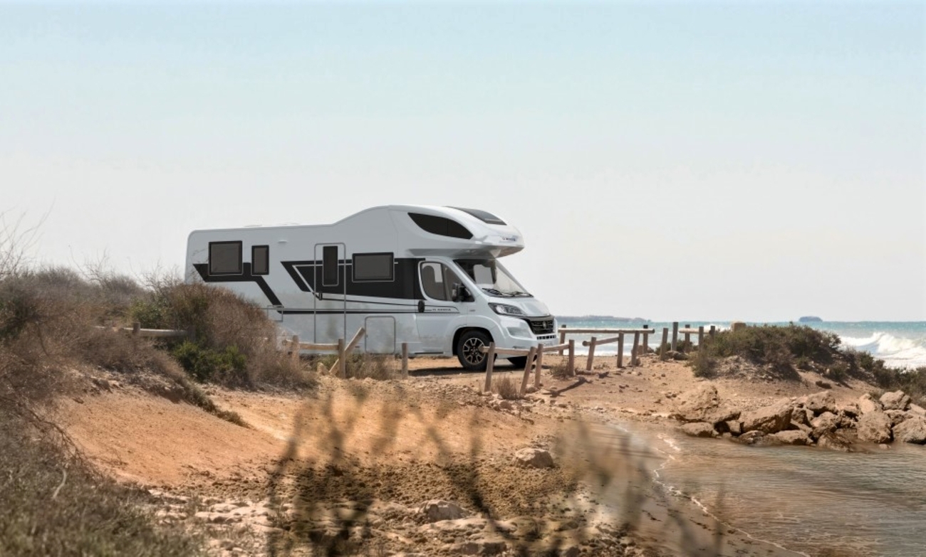 Una autocaravana junto a la costa