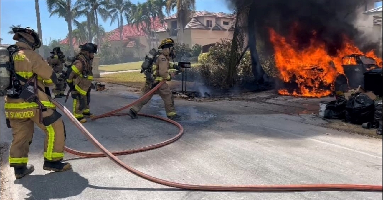 Bomberos de Florida sofocan un fuego en un coche / MIAMI DADE FIRE RESCUE