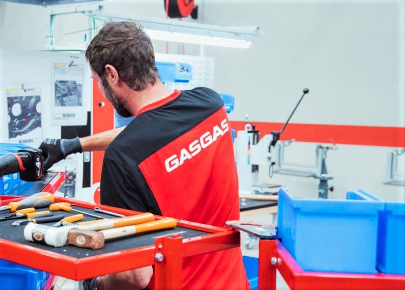 Trabajador en la nueva planta de GasGas de Terrassa