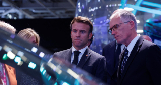 Macron y Tavares, en el Salón del Automóvil de París / GONZALO FUENTES / EFE Macron y Tavares, en el Salón del Automóvil de París / GONZALO FUENTES / EFE
