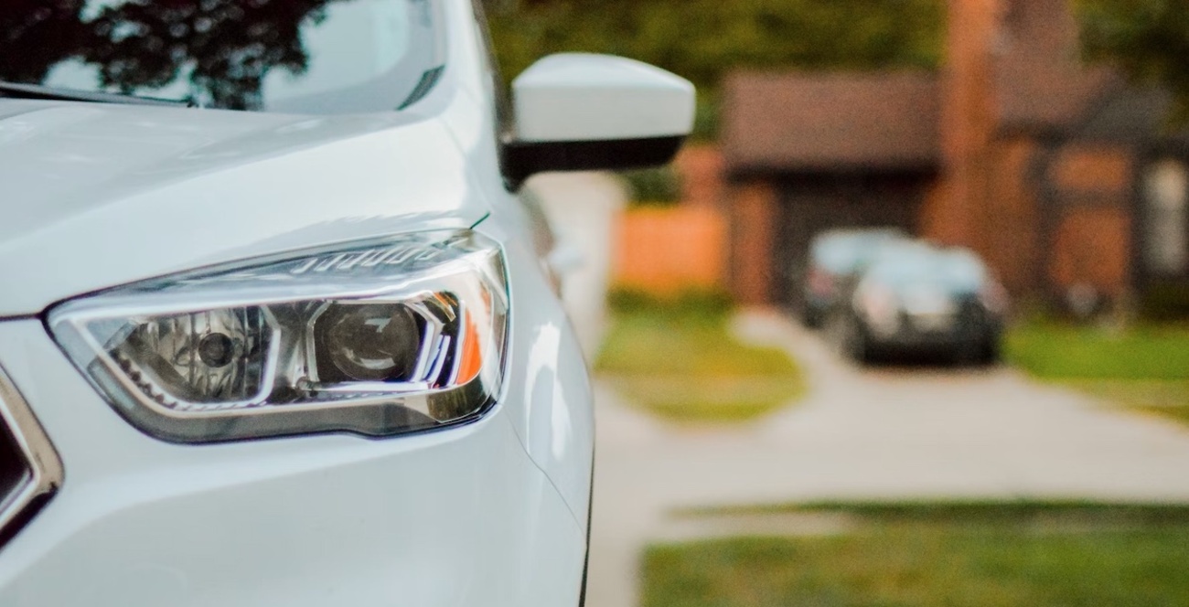 Detalle del frontal de un coche