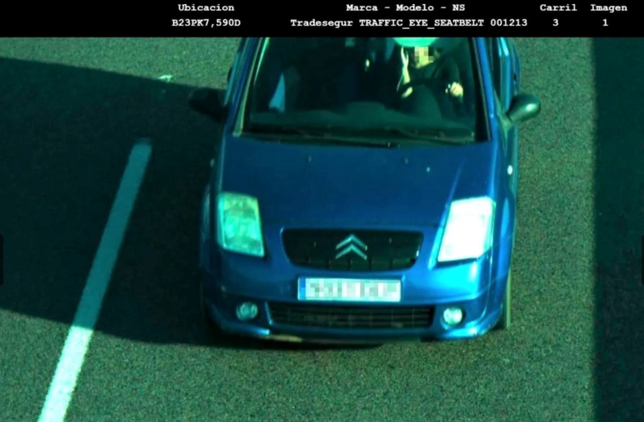 Conductora usando el móvil pillada por una cámara / TRÀNSIT