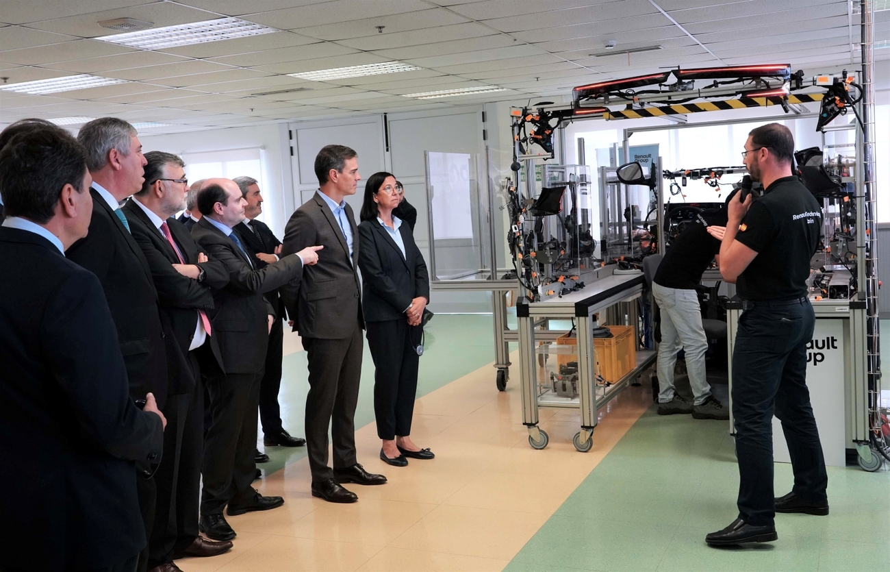 Pedro Sánchez visita el centro de I+D de Renault de Valladolid / CLAUDIA ALBA / EUROPA PRESS