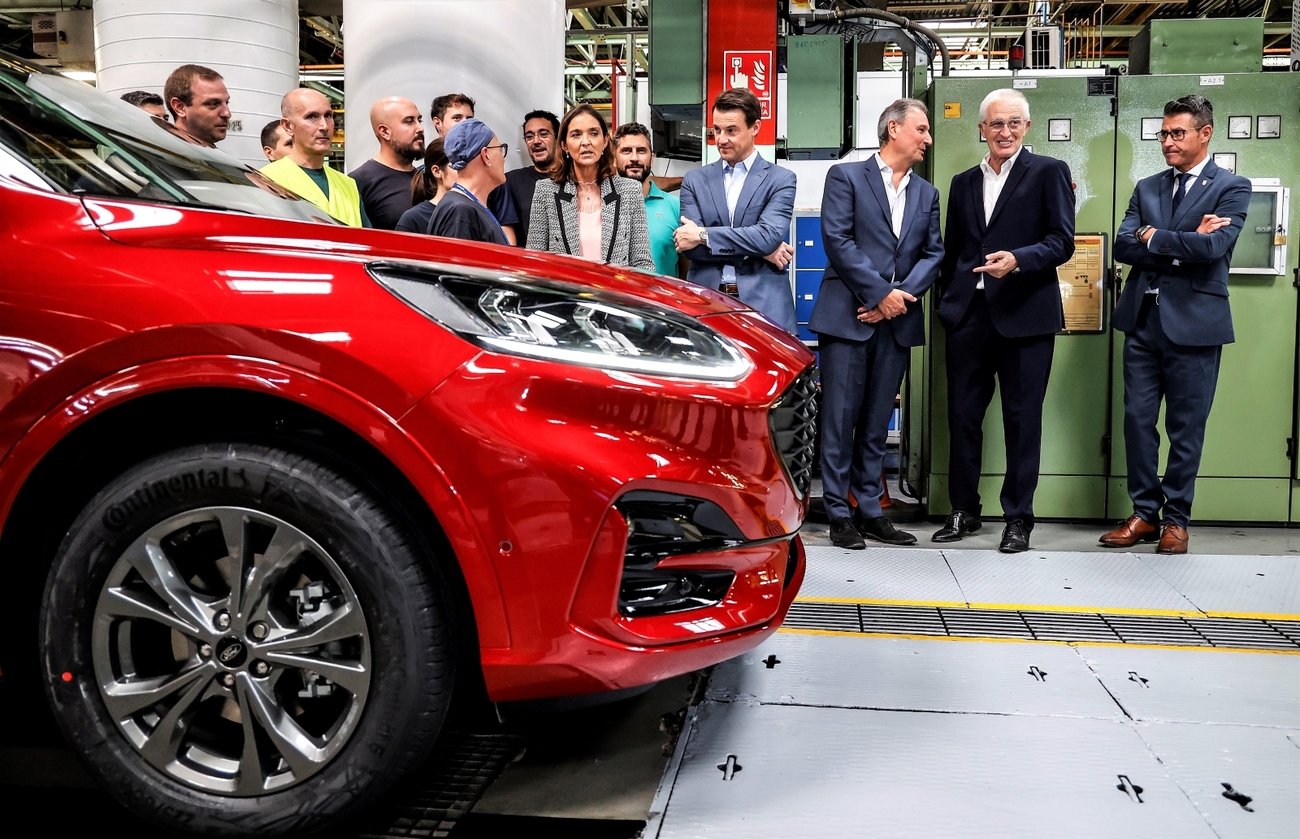 Reyes Maroto en la fábrica de Ford de Almussafes / ROBER SOLSONA / EUROPA PRESS