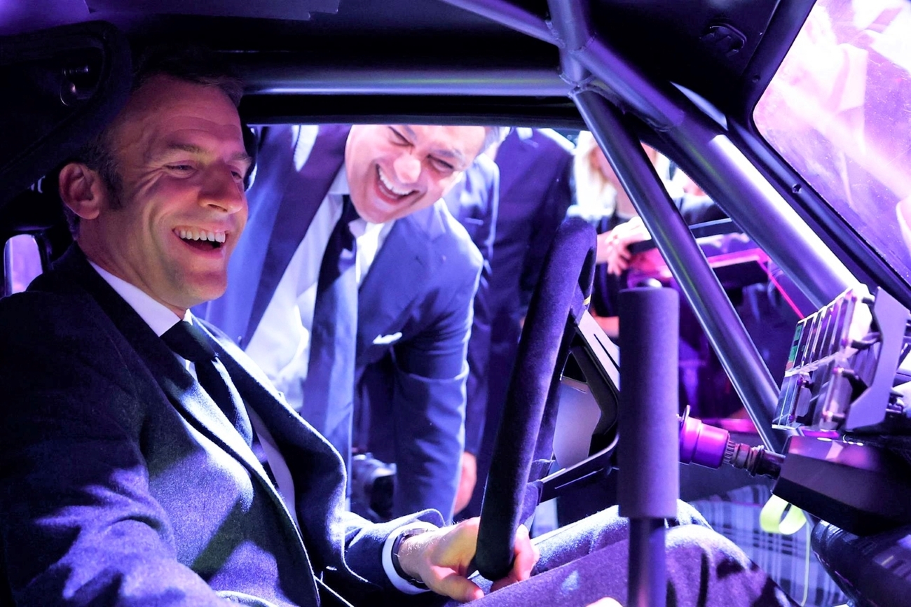 Emmanuel Macron en el Salón del Automóvil de París / GONZALO FUENTES / EFE Emmanuel Macron en el Salón del Automóvil de París / GONZALO FUENTES / EFE