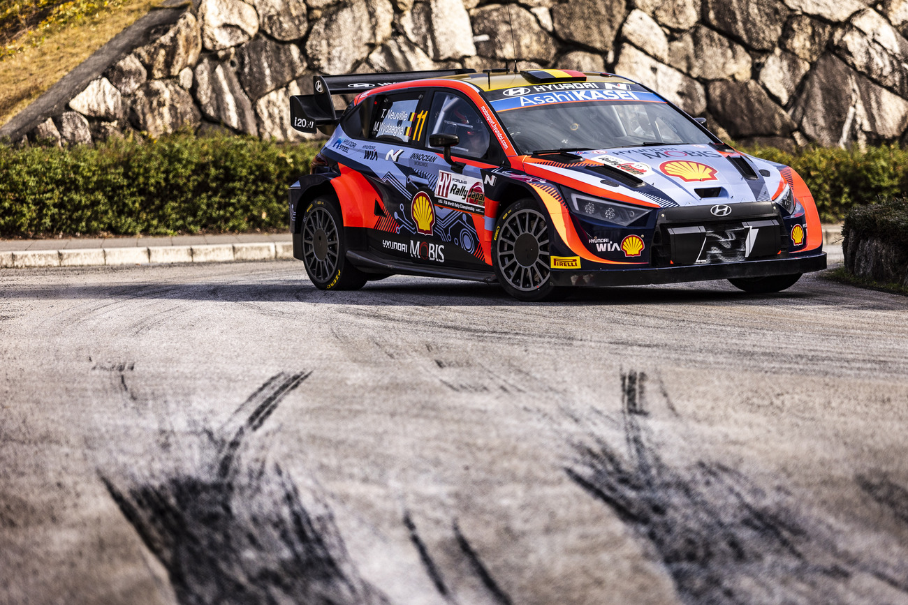 Neuville en el Rally de Japón / NIKOS KATIKIS / DPPI