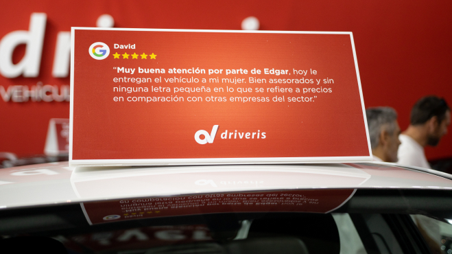 Cartel sobre un auto de driveris