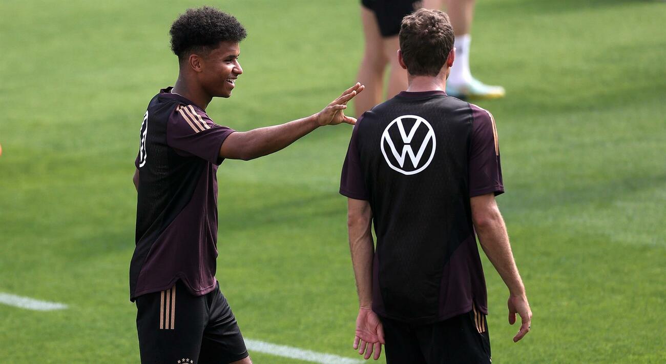 Adeyemi y Mueller, con el emblema de VW en sus camisetas de Alemania / FRIEDEMANN VOGEL / EFE Adeyemi y Mueller, con el emblema de VW en sus camisetas de Alemania / FRIEDEMANN VOGEL / EFE