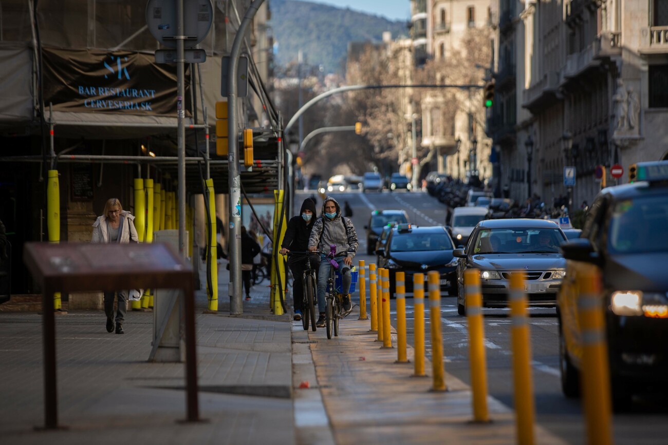 Tráfico de coches y bicis junto a peatones en Barcelona / DAVID ZORRAKINO / EUROPA PRESS