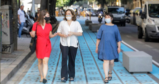 Ada Colau (c), alcaldesa de Barcelona, con la teniente de alcalde Janet Sanz (i) y la concejal de Movilidad (d), Rosa Alarcón / AjBCN