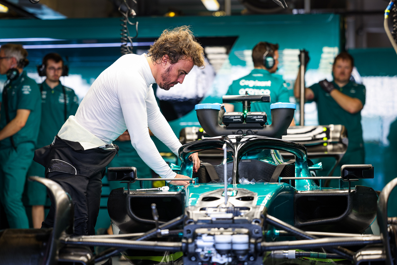 Fernando Alonso junto a su coche de Aston Martin / FLORENT GOODEN / EUROPA PRESS