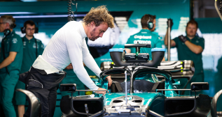 Fernando Alonso junto a su coche de Aston Martin / FLORENT GOODEN / EUROPA PRESS Fernando Alonso junto a su coche de Aston Martin / FLORENT GOODEN / EUROPA PRESS