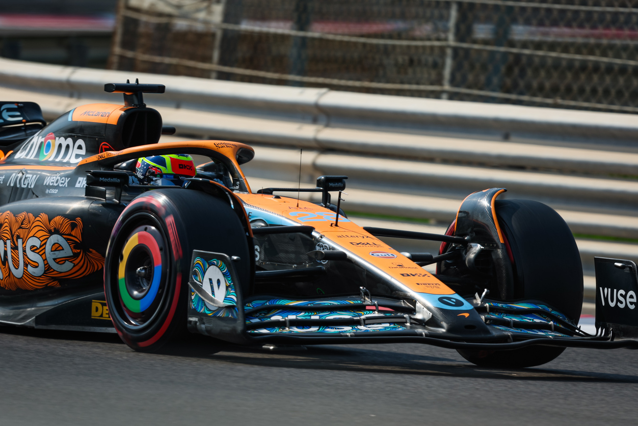 Oscar Piastri subido a un McLaren en Abu Dhabi / FLORENT GOODEN / EUROPA PRESS