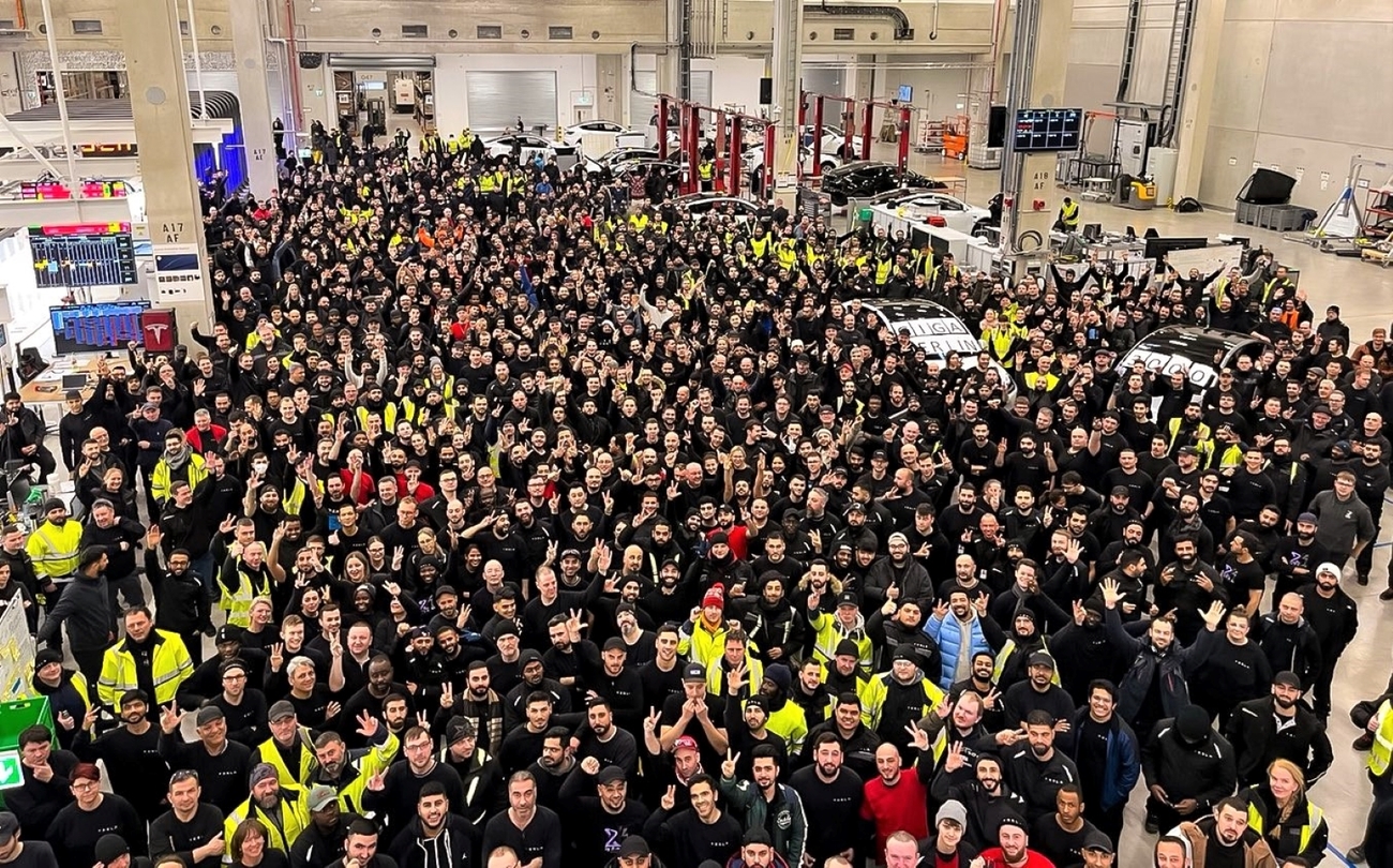La plantilla de Tesla Berlín celebra el aumento de producción La plantilla de Tesla Berlín celebra el aumento de producción