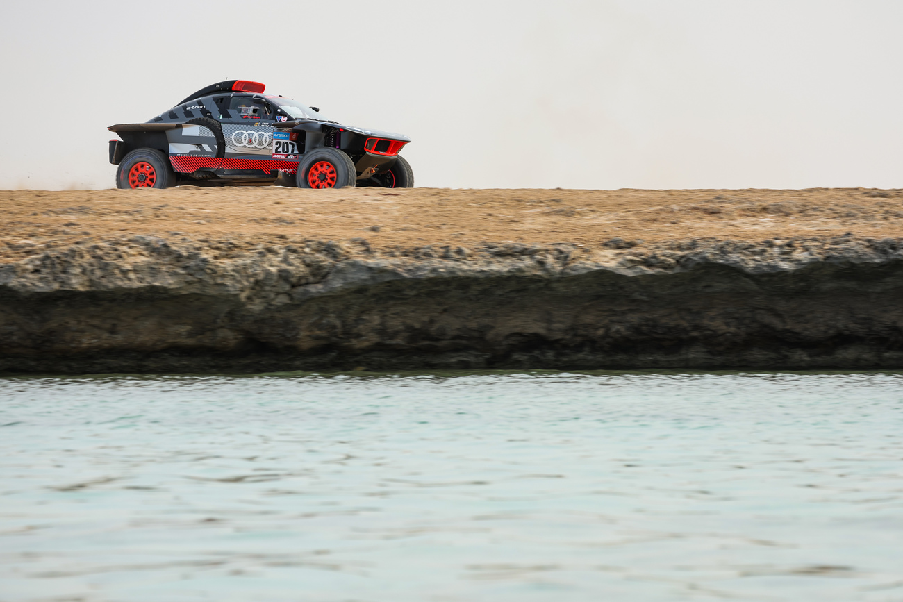 Carlos Sainz en los preparativos del Dakar 2023 / FLORENT GOODEN / EUROPA PRESS