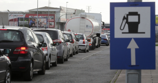 Cola en una gasolinera el último día del descuento de 20 céntimos / CARLOS CASTRO / EUROPA PRESS Cola en una gasolinera el último día del descuento de 20 céntimos / CARLOS CASTRO / EUROPA PRESS