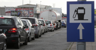 Cola en una gasolinera el último día del descuento de 20 céntimos / CARLOS CASTRO / EUROPA PRESS