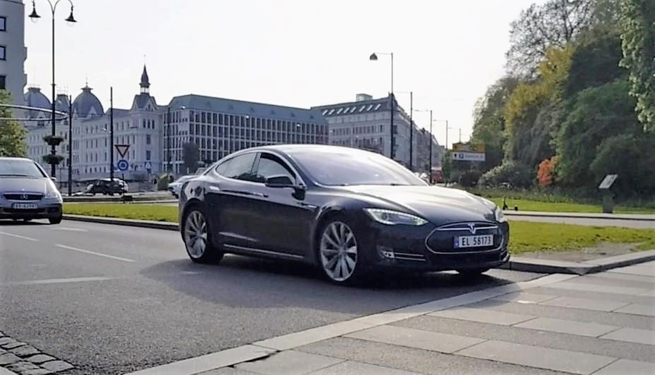 Coche eléctrico en las calles de Oslo (Noruega) / T.F.