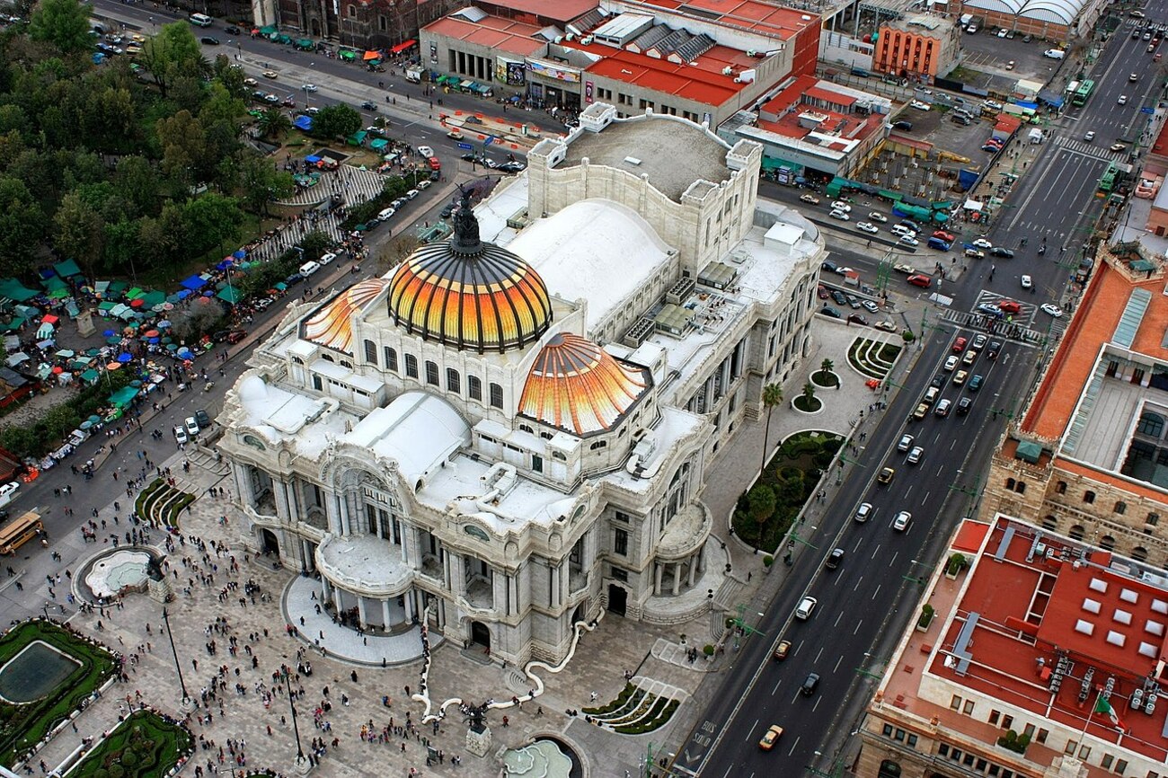 Vista aérea del tráfico alrededor del Palacio de Bellas Artes en México