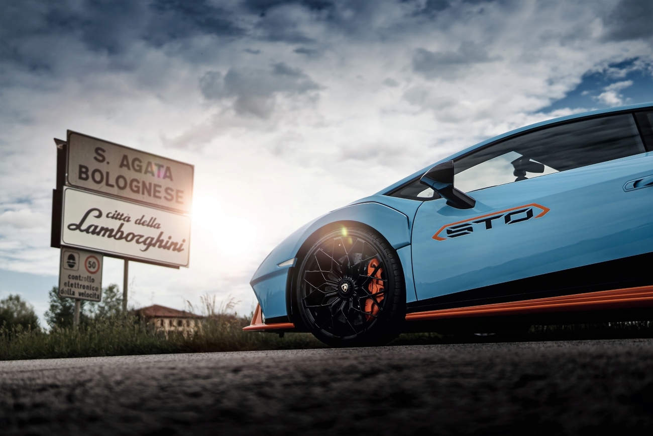 Lamborghini Huracán STO junto a la planta / LAMBORGHINI