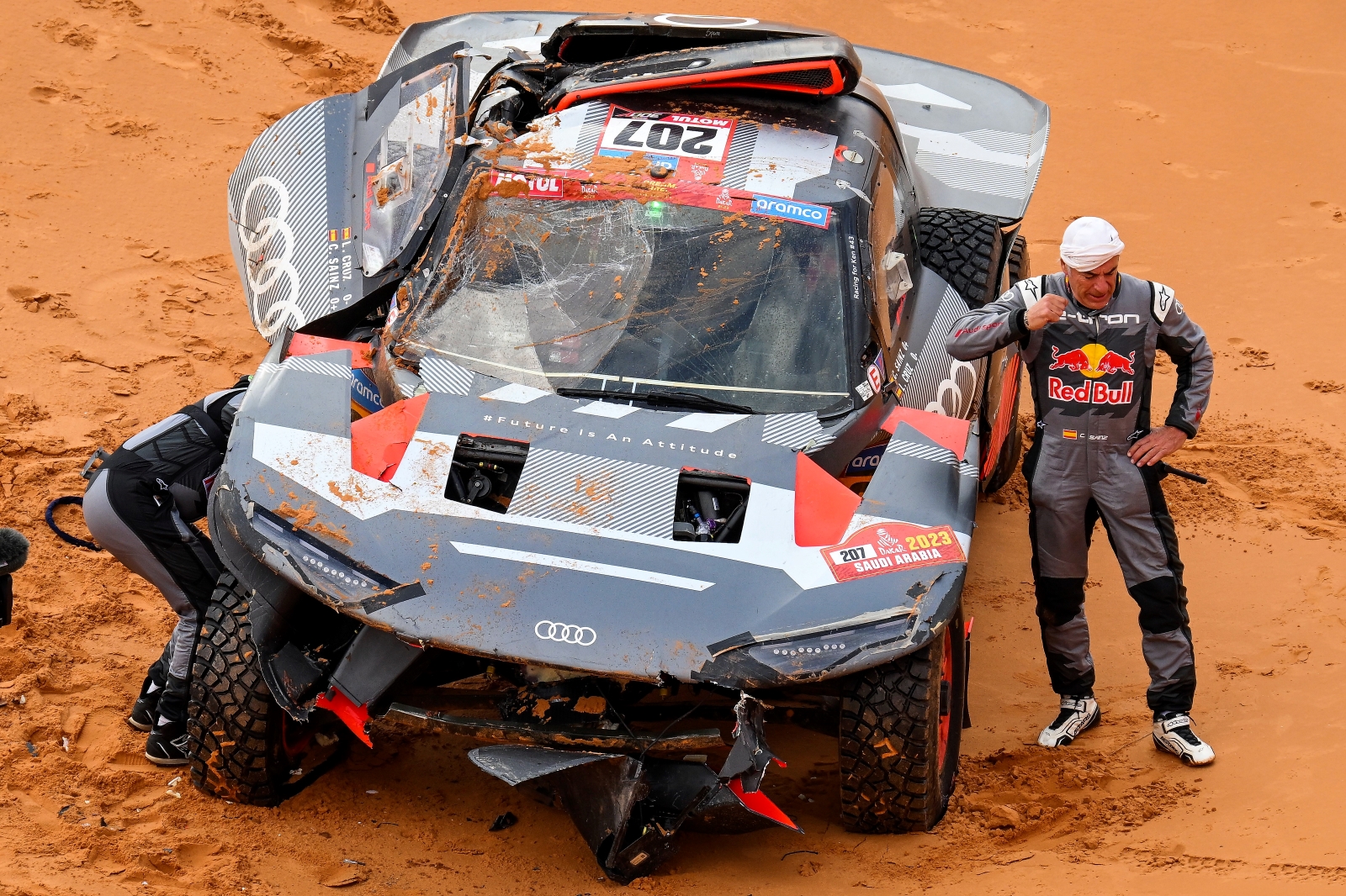Carlos Sainz muestra su pundonor en un Dakar convulso