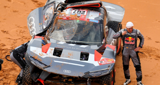 Carlos Sainz y Lucas Cruz, junto al Audi dañado en el Dakar / ERIC VARGIOLU / EUROPA PRESS