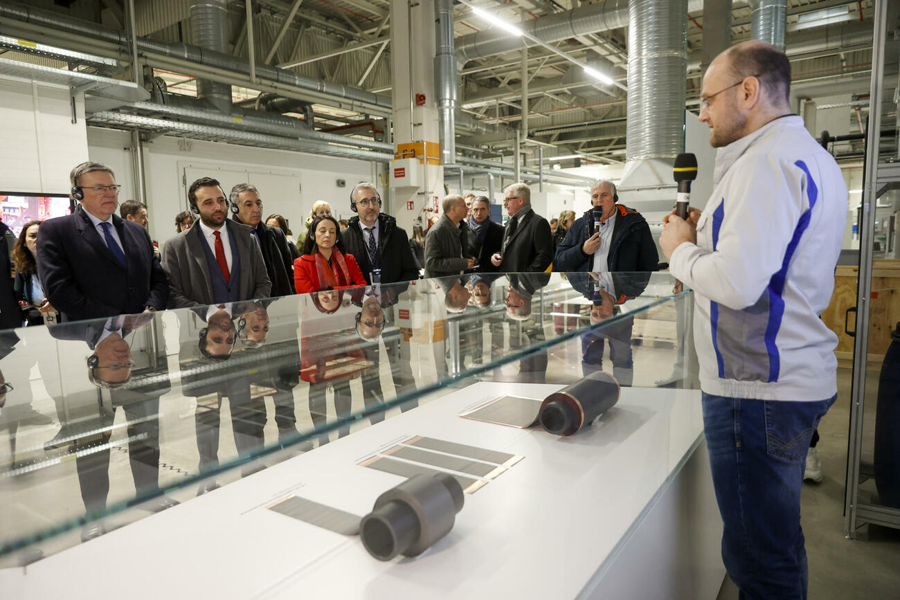 Ximo Puig (izquierda) visita la gigafactoría de VW de Alemania / KAI FORSTERLING / EFE