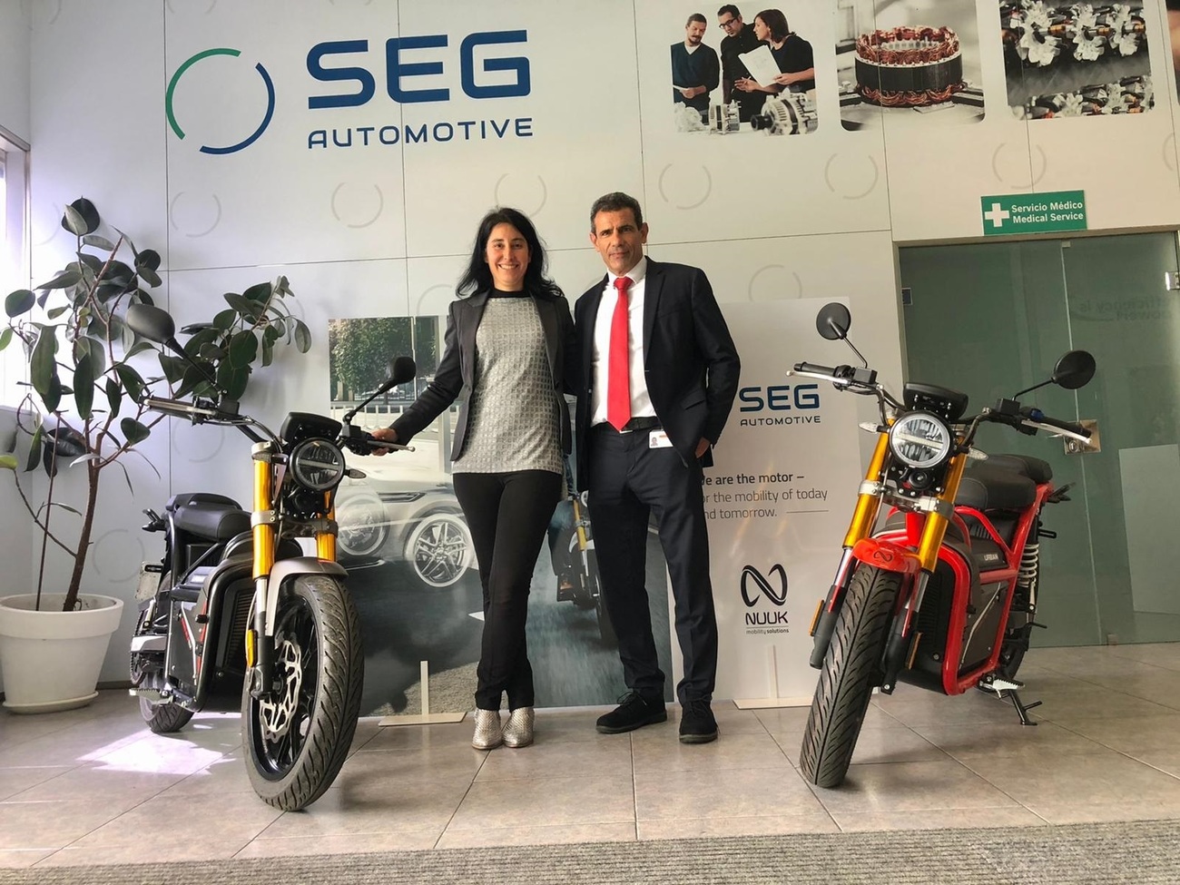 Ixone Busturia (Nuuk) e Iñaki Calvo (SEG Automotive) con las motos eléctricas / SEG AUTOMOTIVE