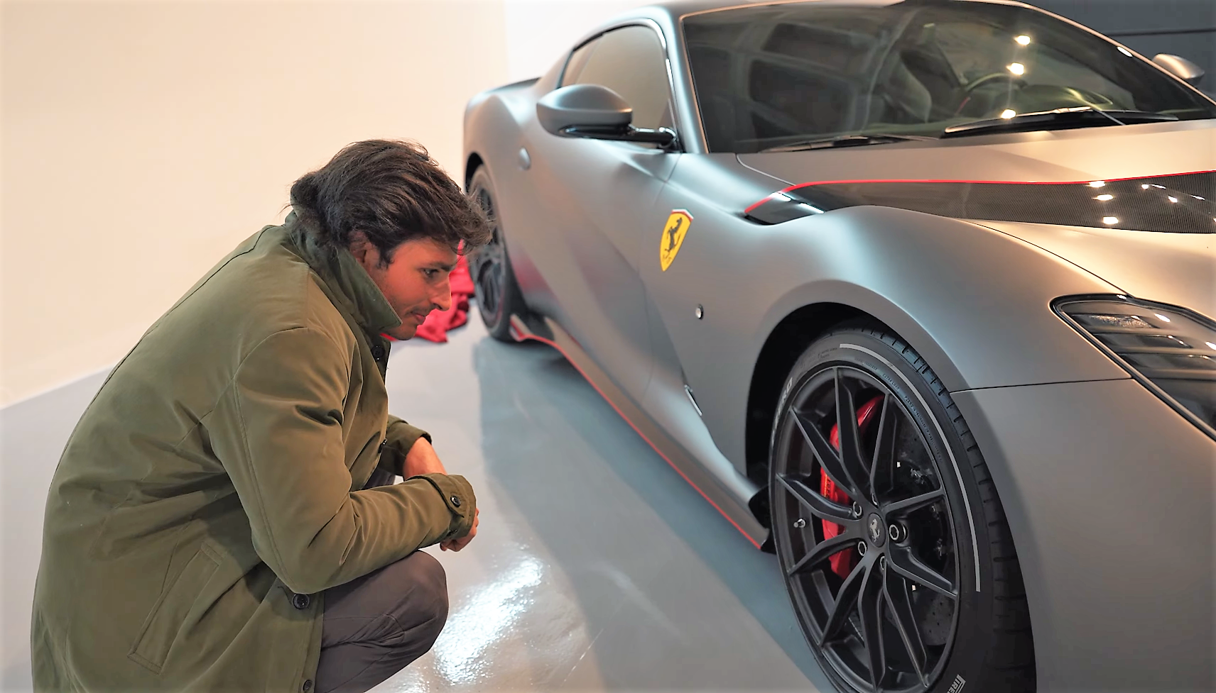 Carlos Sainz descubre su Ferrari 812 Competizione / YOUTUBE CARLOS SAINZ
