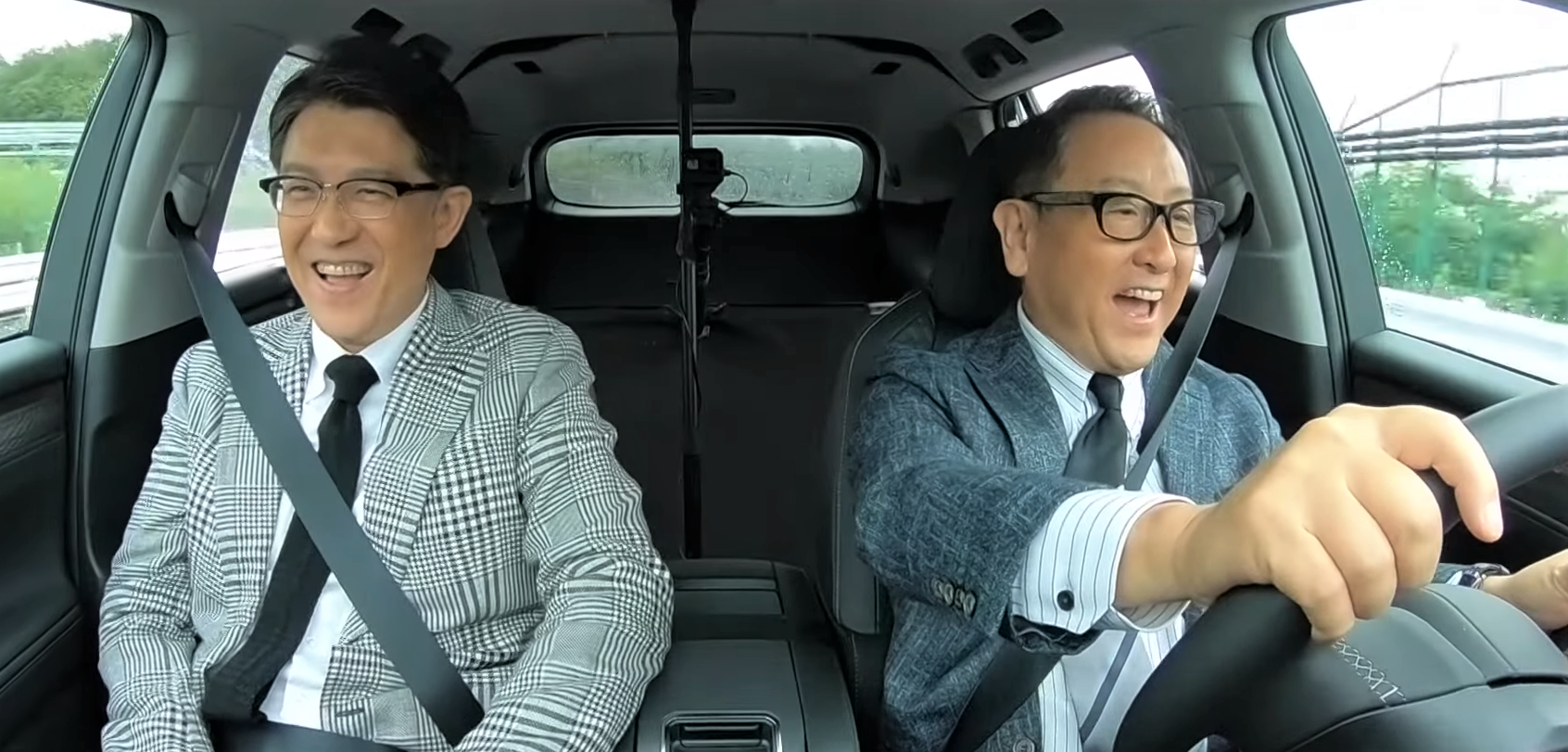 Koji Sato y Akio Toyoda, en una prueba de un Lexus eléctrico / YOUTUBE TOYOTA