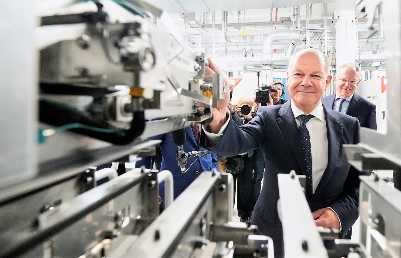 El canciller alemán, Olaf Scholz, en una planta de baterías de Volkswagen / VW El canciller alemán, Olaf Scholz, en una planta de baterías de Volkswagen / VW
