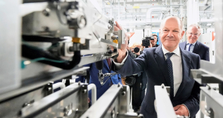 El canciller alemán, Olaf Scholz, en una planta de baterías de Volkswagen / VW