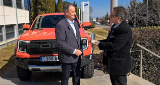 Jesús Alonso recibe el Premio Best Car Coche Global 2022 de manos de Toni Fuentes