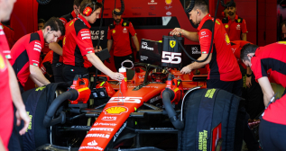 Carlos Sainz en el garaje de Ferrari en Bahrein / FLORENT GOODEN / EUROPA PRESS