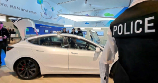 Tesla Model 3 de policía en el MWC 