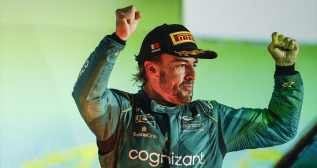 Fernando Alonso celebra la tercera posición en Bahrein / XAVI BONILLA / EUROPA PRESS