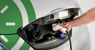 Carga de un vehículo eléctrico Carga de un vehículo eléctrico
