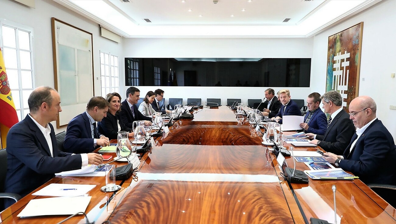 Cumbre de Pedro Sánchez con una parte de la automoción / FERNANDO CALVO