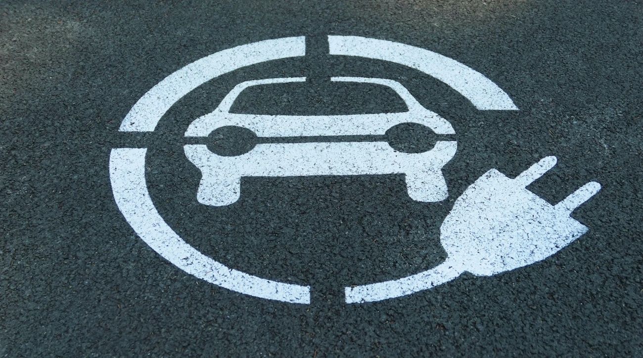 Logotipo de una zona de carga de coches eléctricos Logotipo de una zona de carga de coches eléctricos