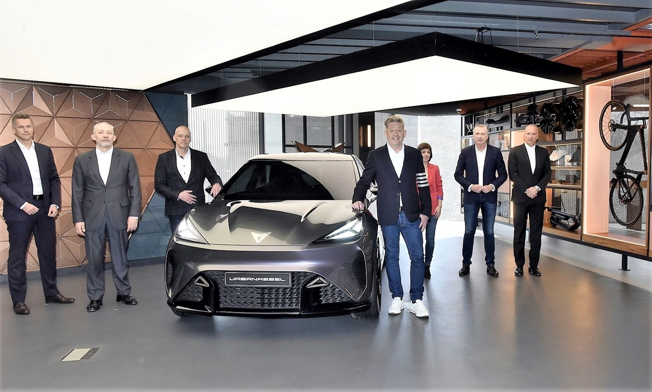 Wayne Griffiths y la dirección de Seat / DAVID OLLER / EUROPA PRESS