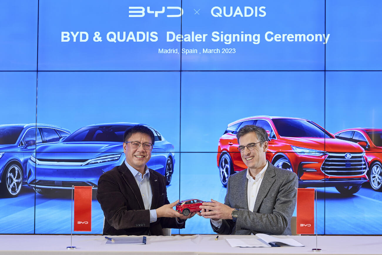 El director general de BYD Europa, Michael Shu, y Lluís Soler (Quadis) / BYD